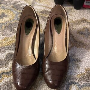 Elegant Brown Crocodile Pattern Heels